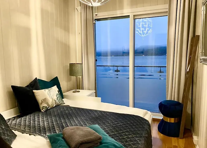 Beautiful House By The Sea Asker